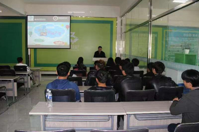 我院成功舉辦“創(chuàng)業(yè)大講堂”之信工系學(xué)生苑飛宇計(jì)算機(jī)網(wǎng)絡(luò)工程創(chuàng)業(yè)分享會(huì)